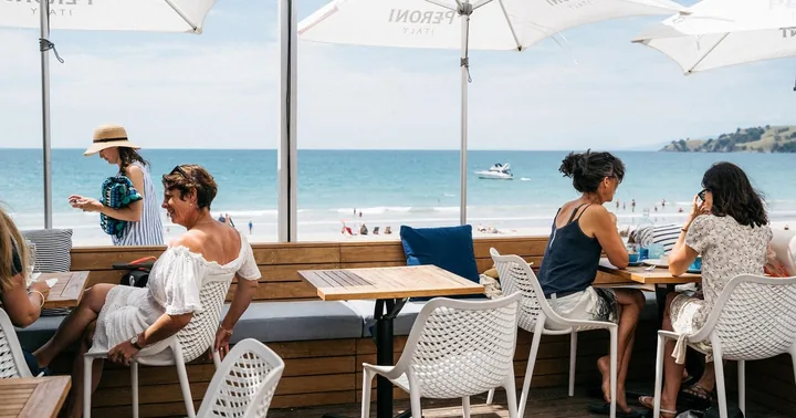 Auckland: Waiheke Wine Tour + Tastings + Beach front Lunch